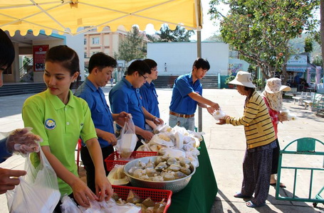 Đoàn OSC Việt Nam tài trợ 250 suất cơm cho người nghèo