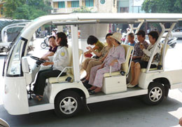 Ha Noi launches electric car service around West Lake