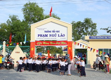 Đoàn cơ sở Khách sạn Palace giao lưu, tặng quà cho học sinh nghèo Thị trấn Long Hải